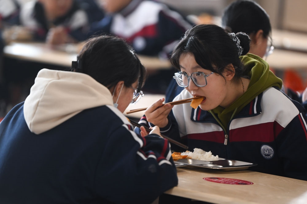2023年2月23日，果洛西寧民族中學學生在食堂吃午飯。