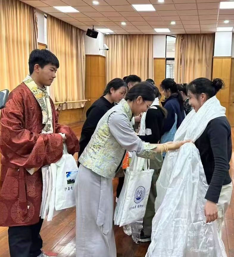 2024年1月18日，在上海市大同中學，果洛西寧民族中學學生給上海大同中學師生獻哈達。新華社發(fā)（果洛州教育局供圖）