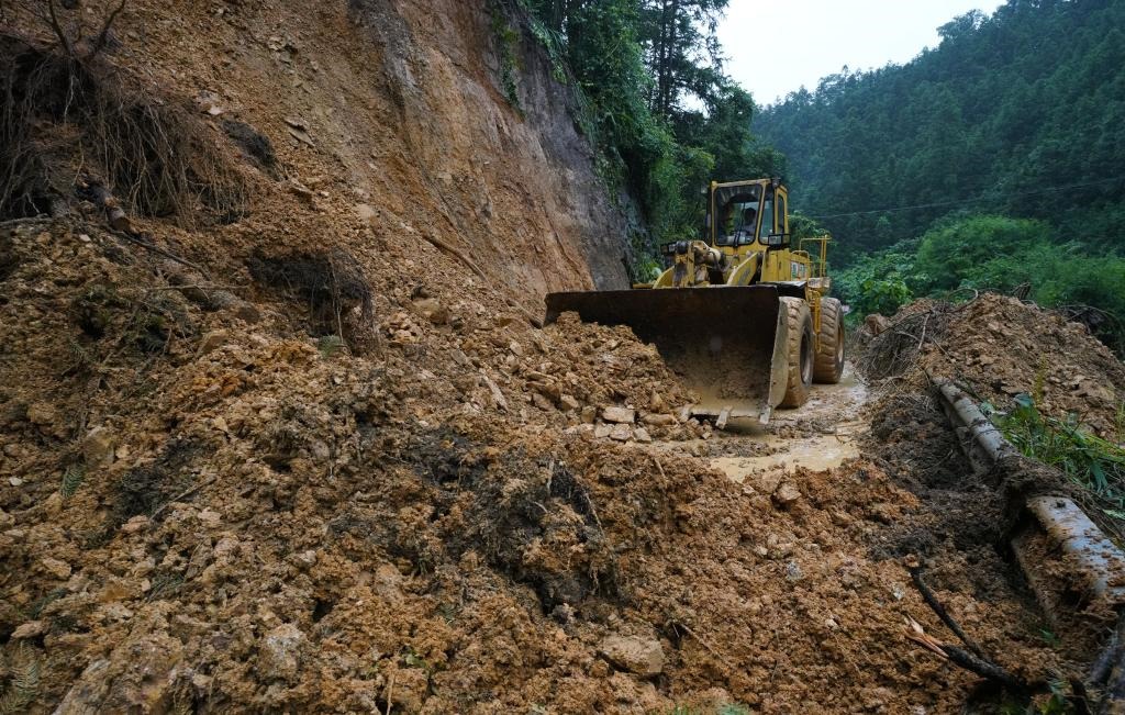 6月18日，在廣西融水苗族自治縣融水鎮(zhèn)新安村，一臺(tái)推土機(jī)在清理塌方路段。新華社發(fā)（龍林智攝）