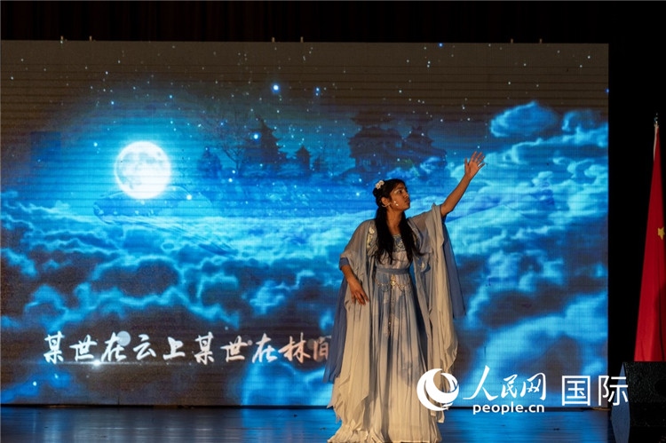 參賽選手演唱中文歌曲《左手指月》。人民日報非洲中心分社 希拉茲·莫林攝