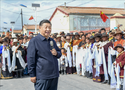 2021年6月7日至9日，習(xí)近平總書記在青?？疾?。這是8日下午，習(xí)近平在海北藏族自治州剛察縣沙柳河鎮(zhèn)果洛藏貢麻村考察時，同村民們親切交流。新華社記者 謝環(huán)馳 攝