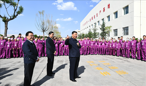 2021年6月7日至9日，習(xí)近平總書記在青?？疾?。這是7日下午，習(xí)近平總書記在青海圣源地毯集團(tuán)有限公司考察時，同企業(yè)員工親切交流。新華社記者 謝環(huán)馳 攝