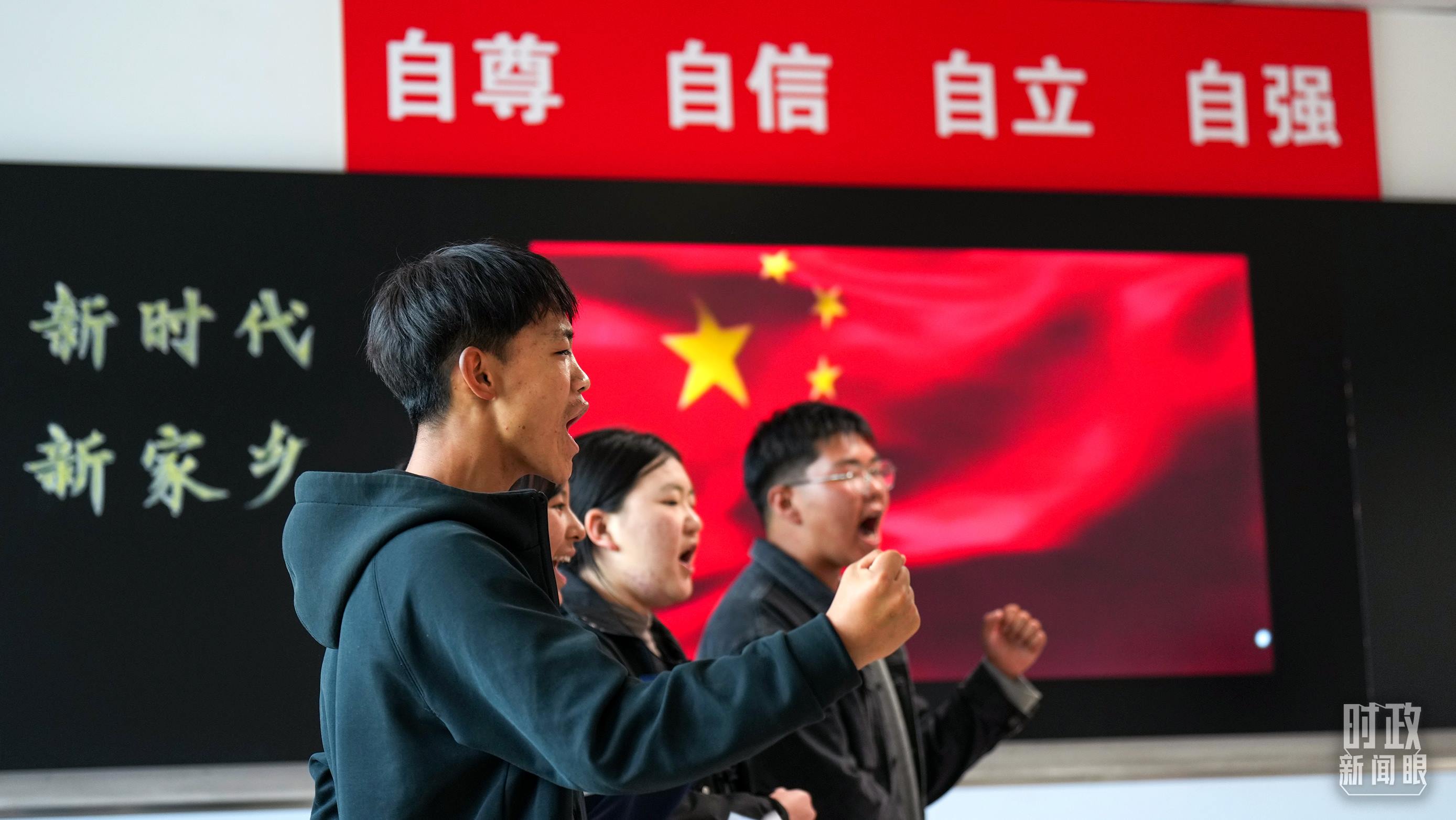 △果洛西寧民族中學(xué)高一（1）班的“新時(shí)代、新家鄉(xiāng)”主題思政課。（總臺(tái)央視記者許永松、國(guó)廣記者李晉拍攝）