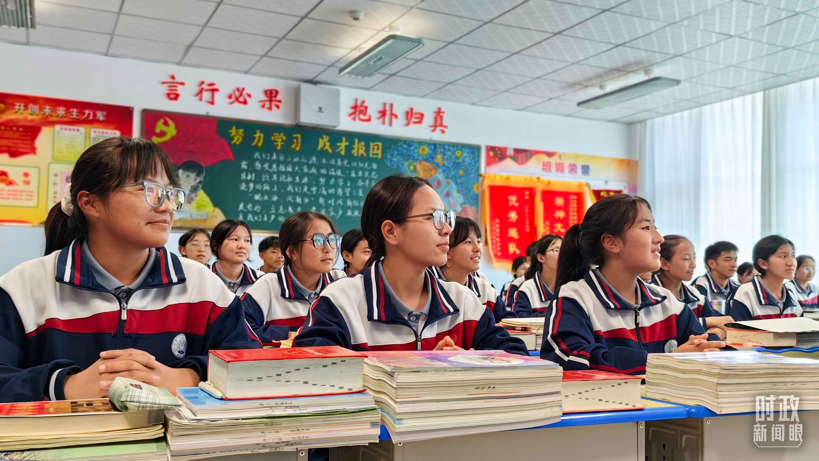 △果洛西寧民族中學(xué)高一（1）班的“新時(shí)代、新家鄉(xiāng)”主題思政課。（總臺(tái)央視記者段德文拍攝）