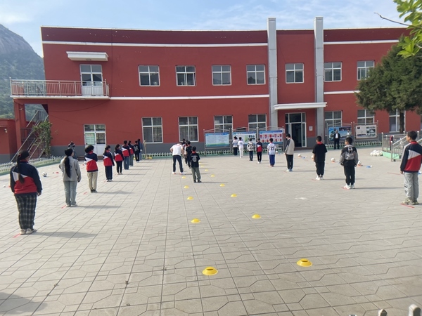 學生們在操場上上體育課。人民網(wǎng)記者 陳琦攝