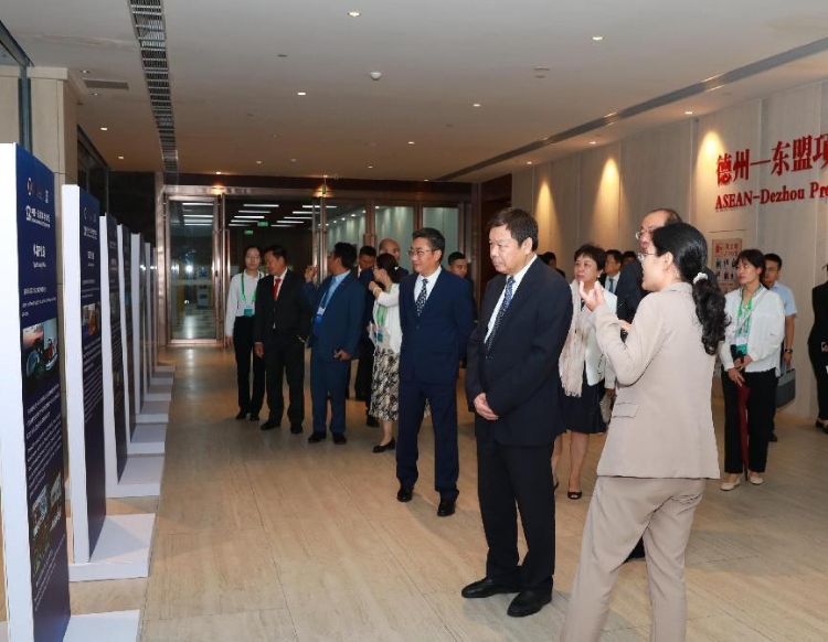 與會(huì)嘉賓參觀圖片展。中國(guó)外文局供圖