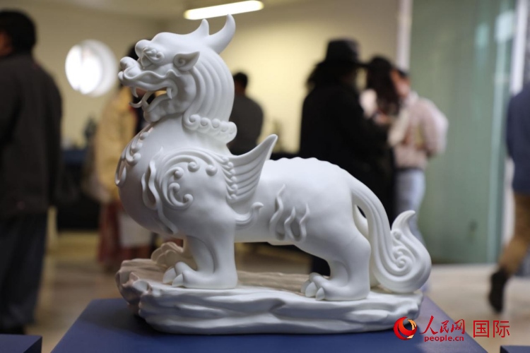 展覽現(xiàn)場(chǎng)的德化白瓷。人民網(wǎng) 埃內(nèi)斯托·多明戈斯攝