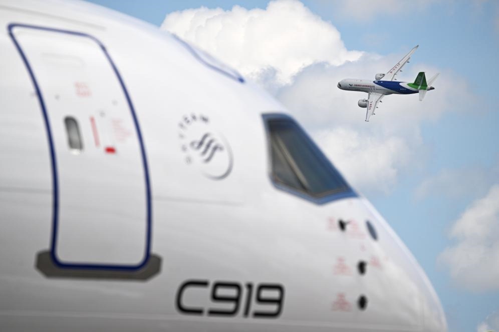 一架中國商飛公司C919客機(jī)在新加坡航展上做飛行表演（2024年2月20日攝）。新華社發(fā)（鄧智煒攝）