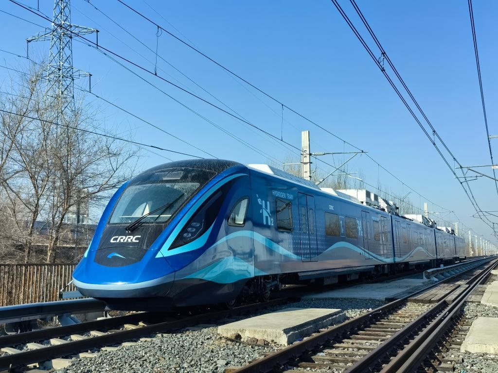 我國首列氫能源市域列車在位于長春的中車長客試驗(yàn)線進(jìn)行運(yùn)行試驗(yàn)（2024年3月21日攝）。新華社發(fā)（中車長客股份公司提供）