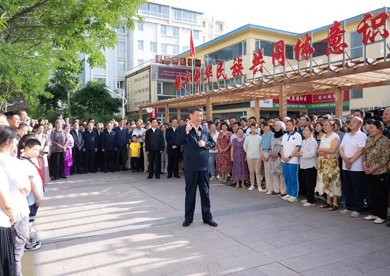 2024年6月19日，習(xí)近平總書(shū)記在寧夏銀川市金鳳區(qū)長(zhǎng)城花園社區(qū)考察時(shí)，同社區(qū)居民親切交流。