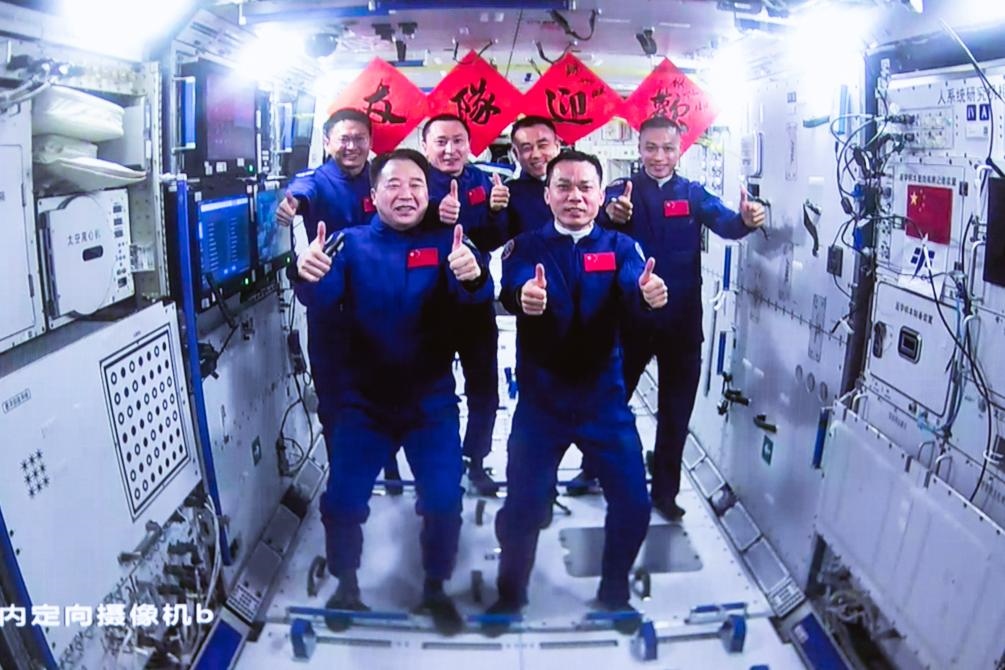 這是在北京航天飛行控制中心拍攝的神舟十六號(hào)航天員乘組與神舟十七號(hào)航天員乘組“全家?！保?023年10月26日攝）。新華社發(fā)（韓啟揚(yáng) 攝）