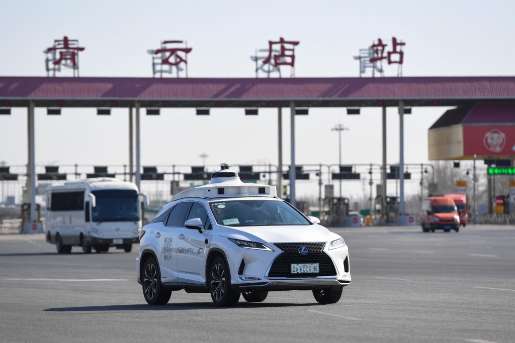 一輛自動(dòng)駕駛車行駛在北京大興國際機(jī)場(chǎng)到亦莊的自動(dòng)駕駛線路上（2024年3月1日攝）。新華社記者 鞠煥宗 攝