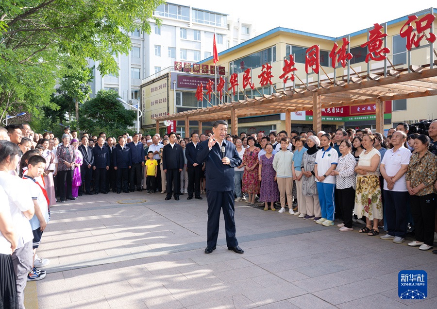 6月19日下午，習(xí)近平總書記在銀川市金鳳區(qū)長(zhǎng)城花園社區(qū)考察時(shí)，同社區(qū)居民親切交流。