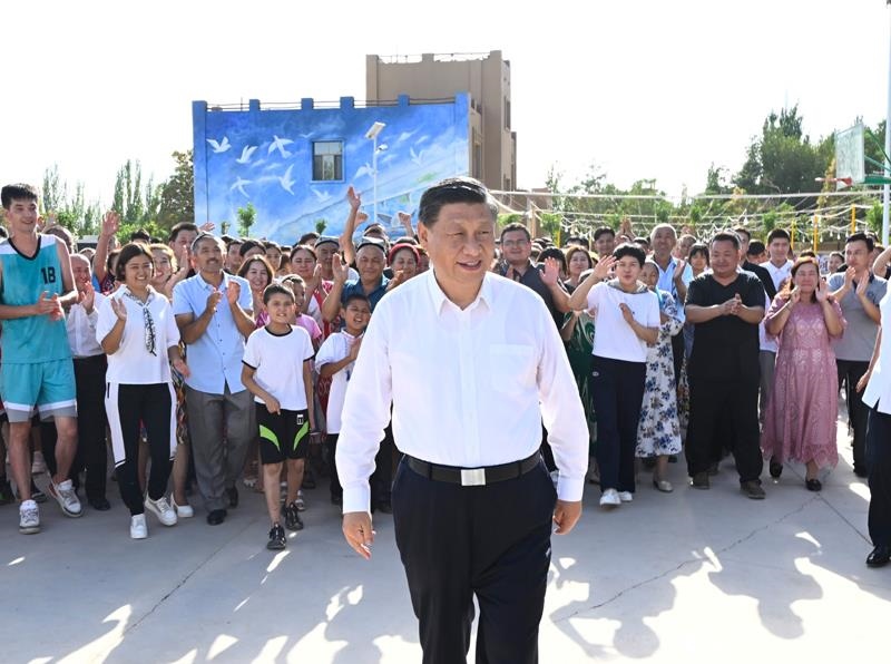 2022年7月14日，習(xí)近平總書(shū)記在新疆吐魯番市高昌區(qū)亞爾鎮(zhèn)新城片區(qū)新城西門(mén)村考察時(shí)，同各族群眾在一起。