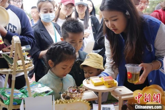 6月23日，越南留學(xué)生在國際文化節(jié)現(xiàn)場為小朋友制作美食。