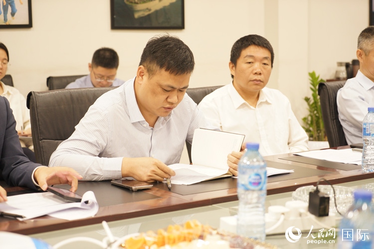 新當(dāng)選尼日利亞中國礦業(yè)聯(lián)合會會長中國和聯(lián)公司董事長李輝發(fā)言。人民網(wǎng)記者 姜宣攝