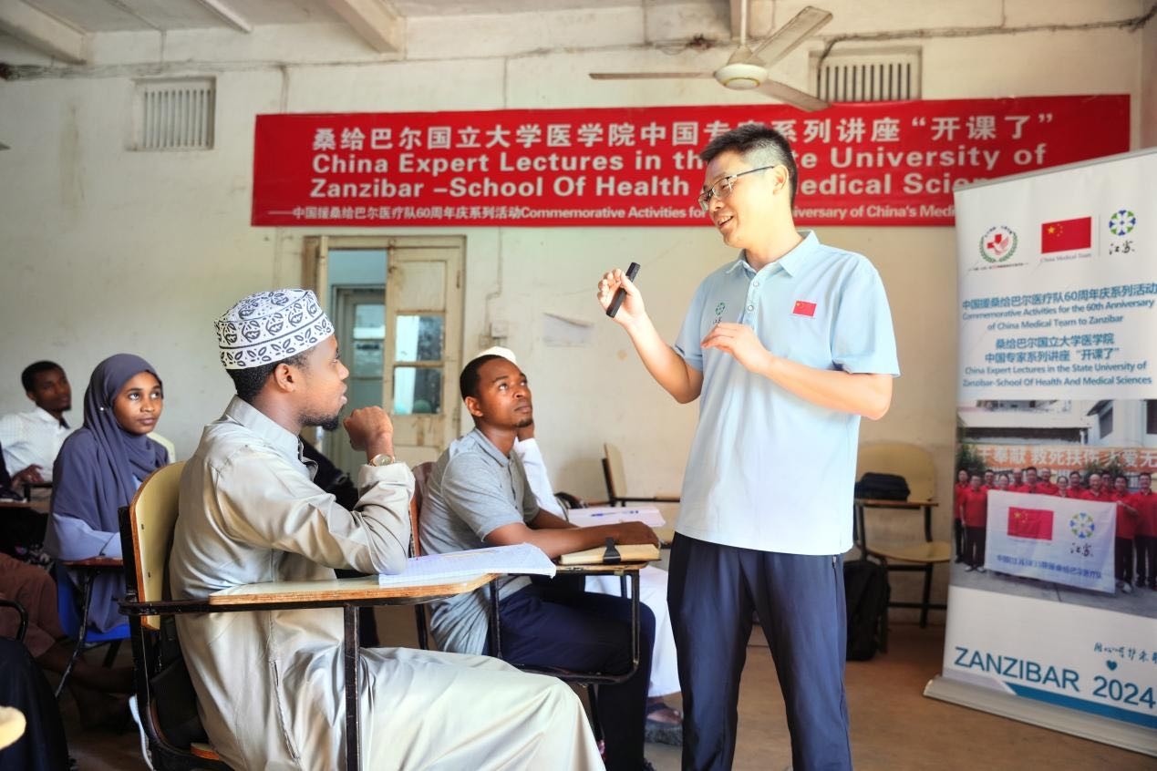 李勇醫(yī)生在解答學(xué)生的問題。 中國援桑醫(yī)療隊供圖