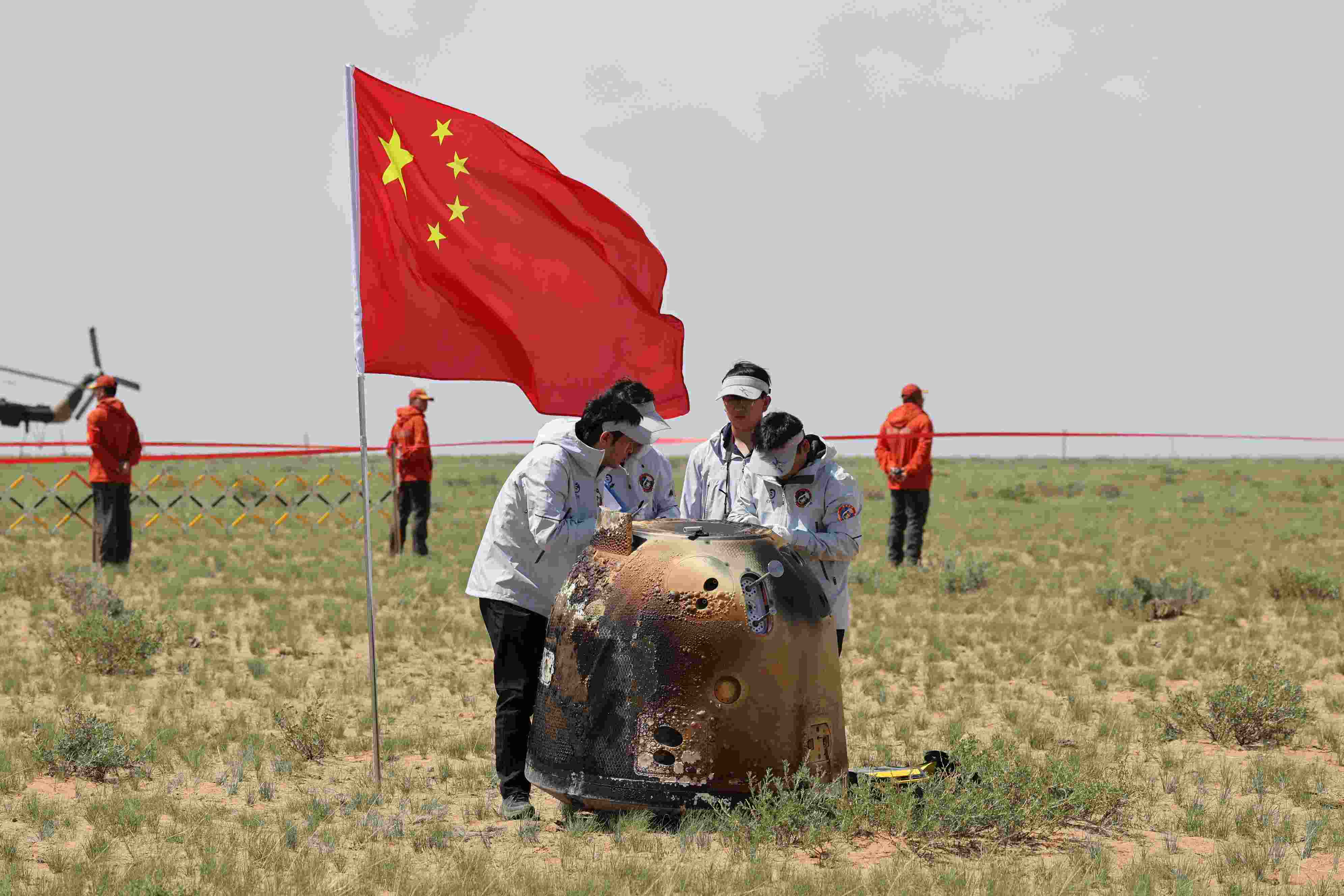 2024年6月25日拍攝的嫦娥六號(hào)返回器回收現(xiàn)場(chǎng)。