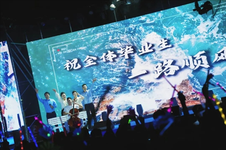 歌曲《祝你一路順風(fēng)》演出現(xiàn)場(chǎng)。供圖：日照職業(yè)技術(shù)學(xué)院