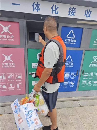 張琪在水上服務(wù)區(qū)處理生活垃圾。人民網(wǎng)記者 黃鈺攝