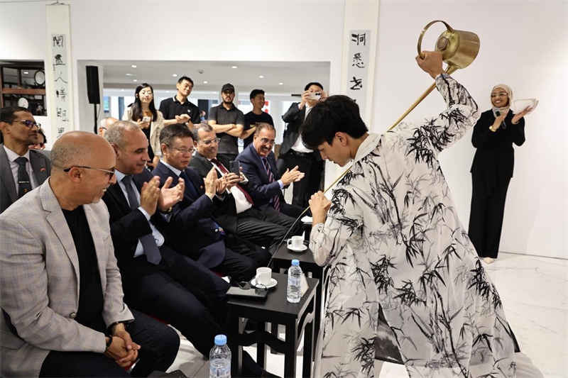 長嘴壺斟茶。拉巴特中國文化中心供圖