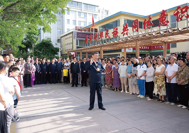 2024年6月19日至20日，中共中央總書記、國家主席、中央軍委主席習(xí)近平在寧夏考察。這是19日下午，習(xí)近平在銀川市金鳳區(qū)長城花園社區(qū)考察時(shí)，同社區(qū)居民親切交流。 新華社記者 謝環(huán)馳/攝