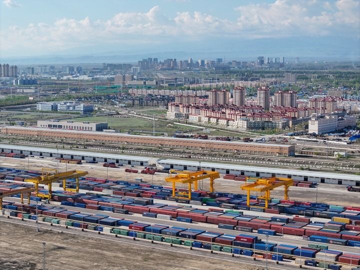 這是2024年4月18日拍攝的霍爾果斯鐵路口岸換裝場(chǎng)（無(wú)人機(jī)照片）。新華社記者 趙戈 攝