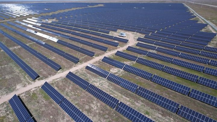 這是2023年5月4日在哈薩克斯坦阿拉木圖州拍攝的卡普恰蓋100兆瓦光伏電站的太陽(yáng)能電池板（無(wú)人機(jī)照片）。新華社發(fā)（奧斯帕諾夫攝）