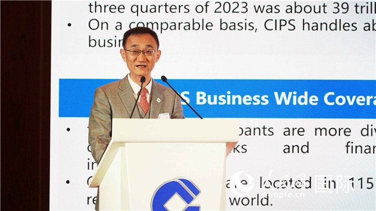 跨境銀行間支付清算有限責任公司總裁許再越發(fā)言。 人民網(wǎng) 張茜 攝