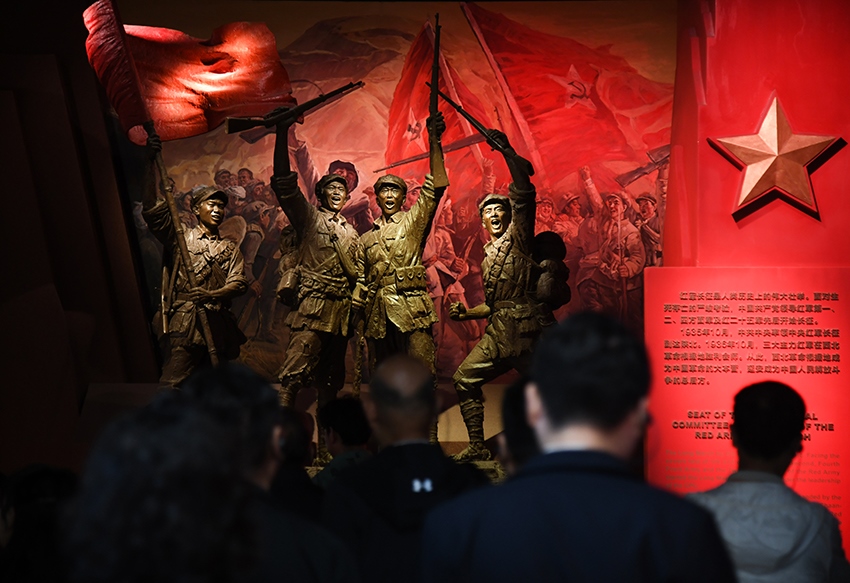 圖為2024年5月9日，游客在延安革命紀(jì)念館參觀。 新華社記者 張博文 攝