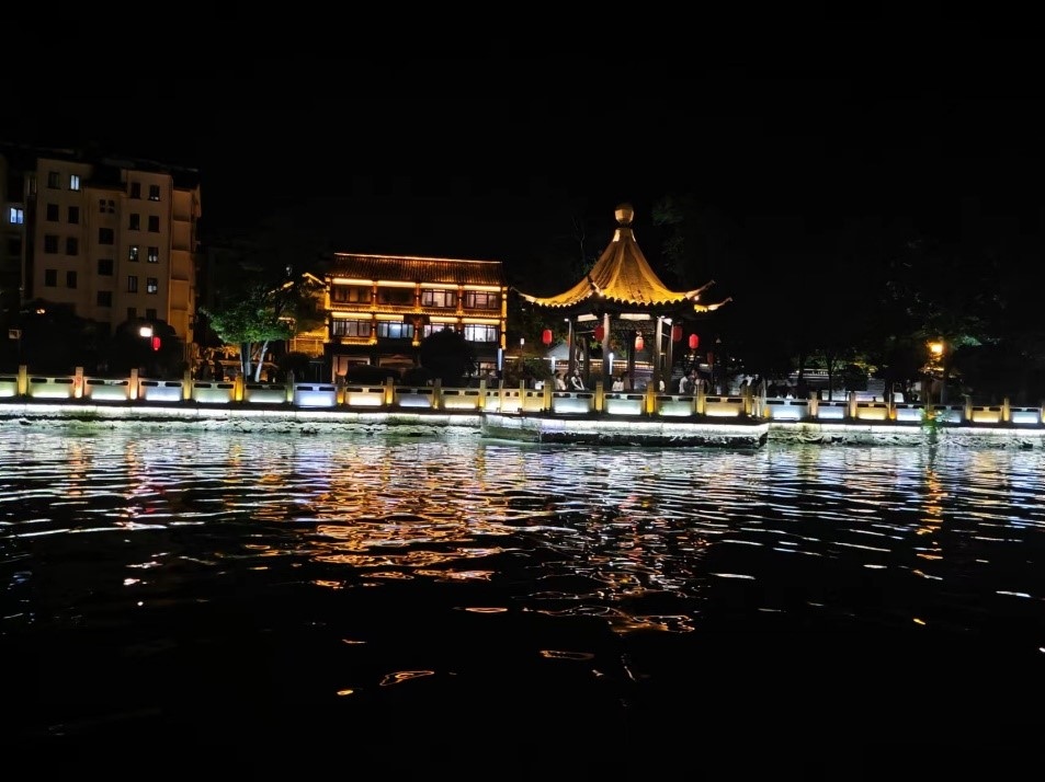 里運(yùn)河文化長(zhǎng)廊夜景。人民網(wǎng)記者 黃鈺攝