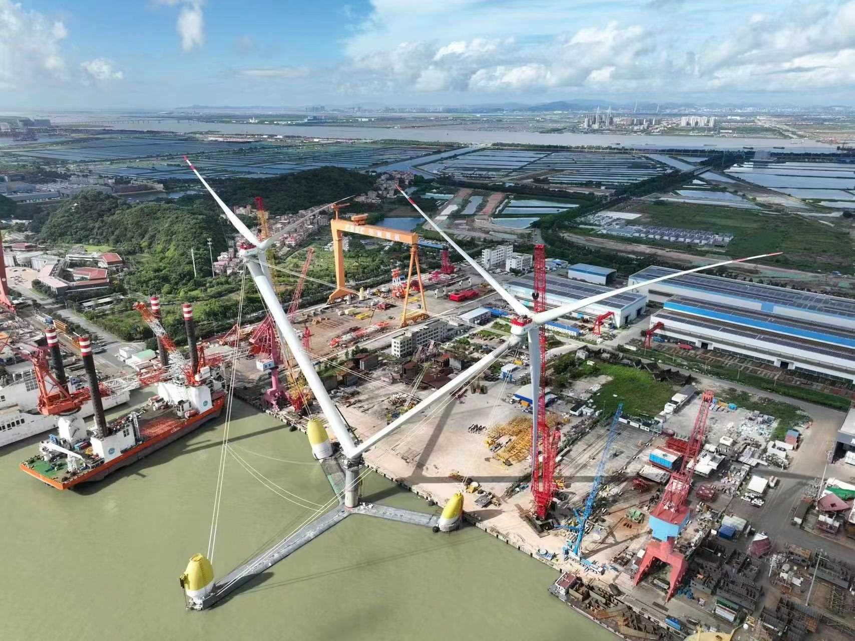 全球單體容量最大漂浮式風(fēng)電平臺吊裝完成。受訪方供圖