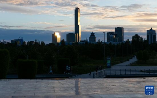 這是7月2日拍攝的哈薩克斯坦首都阿斯塔納市中心的建筑群。新華社記者 白雪騏 攝