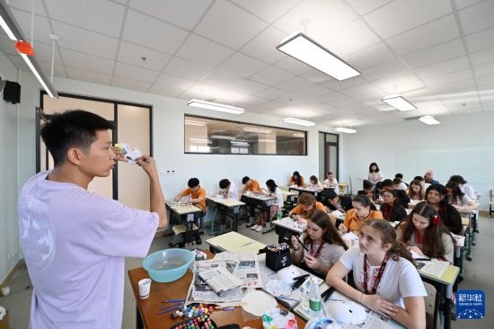 7月3日，外國(guó)學(xué)生在學(xué)習(xí)繪制京劇臉譜。新華社記者 李然 攝