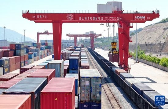 6月30日，在中哈連云港物流合作基地，大型機械在吊裝集裝箱（無人機照片）。新華社發(fā)（王健民 攝）