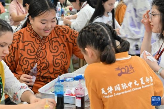 7月3日，外國(guó)學(xué)生在了解中國(guó)的染布技術(shù)。新華社記者 李然 攝