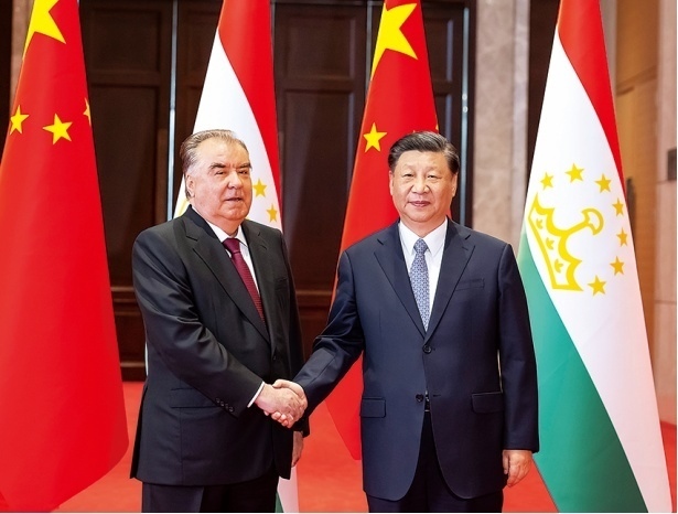 2023年5月，國家主席習近平在西安同來華出席中國—中亞峰會并進行國事訪問的塔吉克斯坦總統(tǒng)拉赫蒙會談。新華社記者 丁海濤 攝