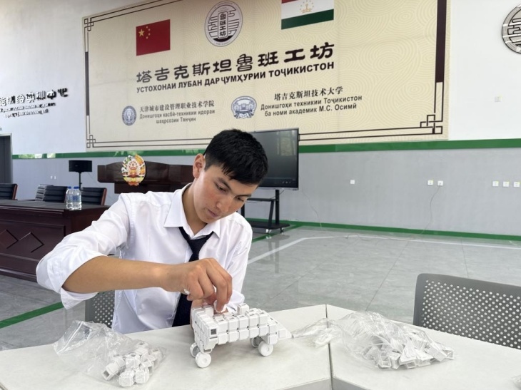在塔吉克斯坦魯班工坊內(nèi)，學(xué)員正在操作能力源創(chuàng)新套件。本報(bào)記者 屈佩 攝