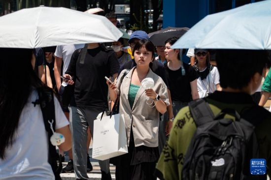 7月4日，人們在日本東京原宿的街道上行走。新華社記者 張笑宇 攝