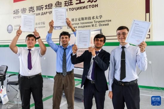 7月3日，在塔吉克斯坦首都杜尚別，魯班工坊赴華留學生展示錄取通知書。新華社記者 曹陽 攝