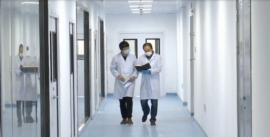 中國科學院贛江創(chuàng)新研究院科研人員在交流。（贛州市贛縣區(qū)融媒體中心供圖）