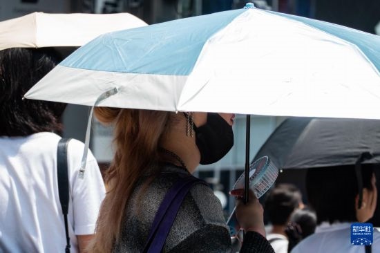 7月4日，人們在日本東京原宿的街道上等待紅綠燈。新華社記者 張笑宇 攝