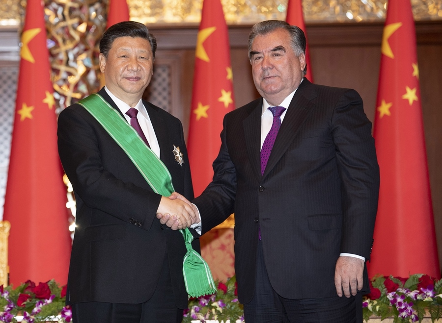 2019年6月15日，國家主席習(xí)近平在杜尚別出席儀式，接受塔吉克斯坦總統(tǒng)拉赫蒙授予“王冠勛章”。新華社記者 沙達(dá)提 攝
