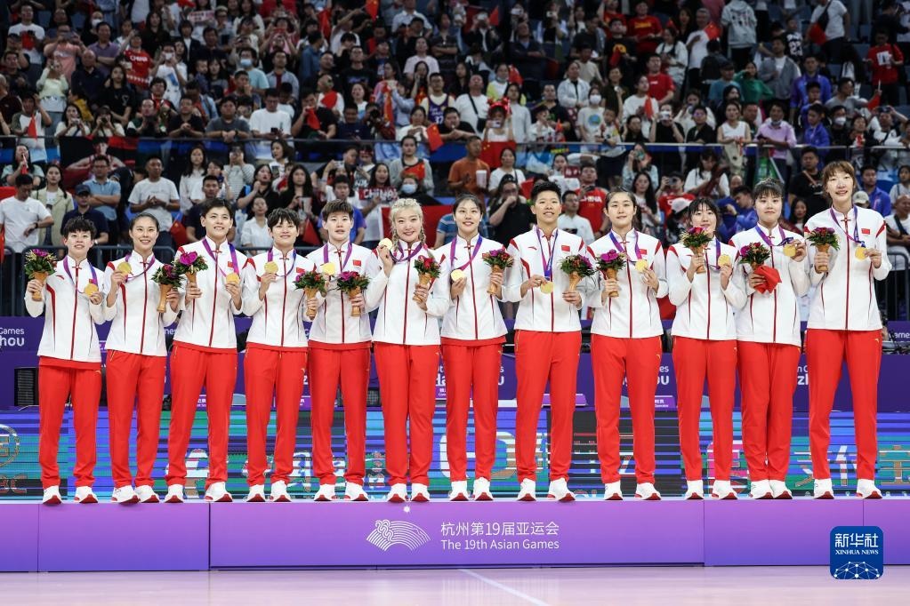 2023年10月5日，在杭州亞運(yùn)會(huì)籃球項(xiàng)目女子決賽中，中國隊(duì)以74比72戰(zhàn)勝日本隊(duì)，奪得冠軍。圖為中國隊(duì)球員在頒獎(jiǎng)儀式上。新華社記者 潘昱龍 攝