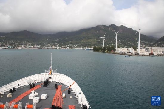 7月5日，中國(guó)海軍“和平方舟”號(hào)醫(yī)院船抵達(dá)塞舌爾維多利亞新港碼頭。新華社發(fā)（劉志磊 攝）