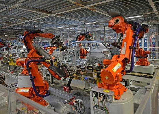在華晨寶馬沈陽鐵西工廠車身車間，機(jī)器臂在焊接車身（2022年2月16日攝）。新華社記者 楊青 攝