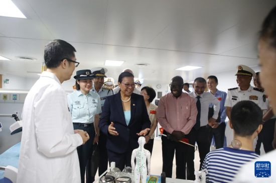 7月5日，塞舌爾衛(wèi)生部長(zhǎng)維多在中國(guó)海軍“和平方舟”號(hào)醫(yī)院船上參觀中醫(yī)診室。新華社發(fā)（劉志磊 攝）