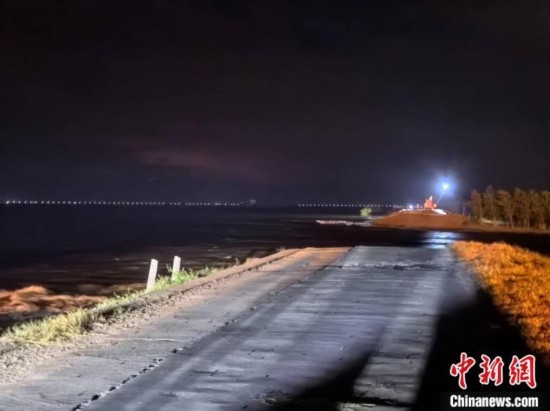  7月6日凌晨，湖南岳陽華容縣團洲垸洞庭湖一線堤防決口現(xiàn)場。中新社記者 白祖偕 攝