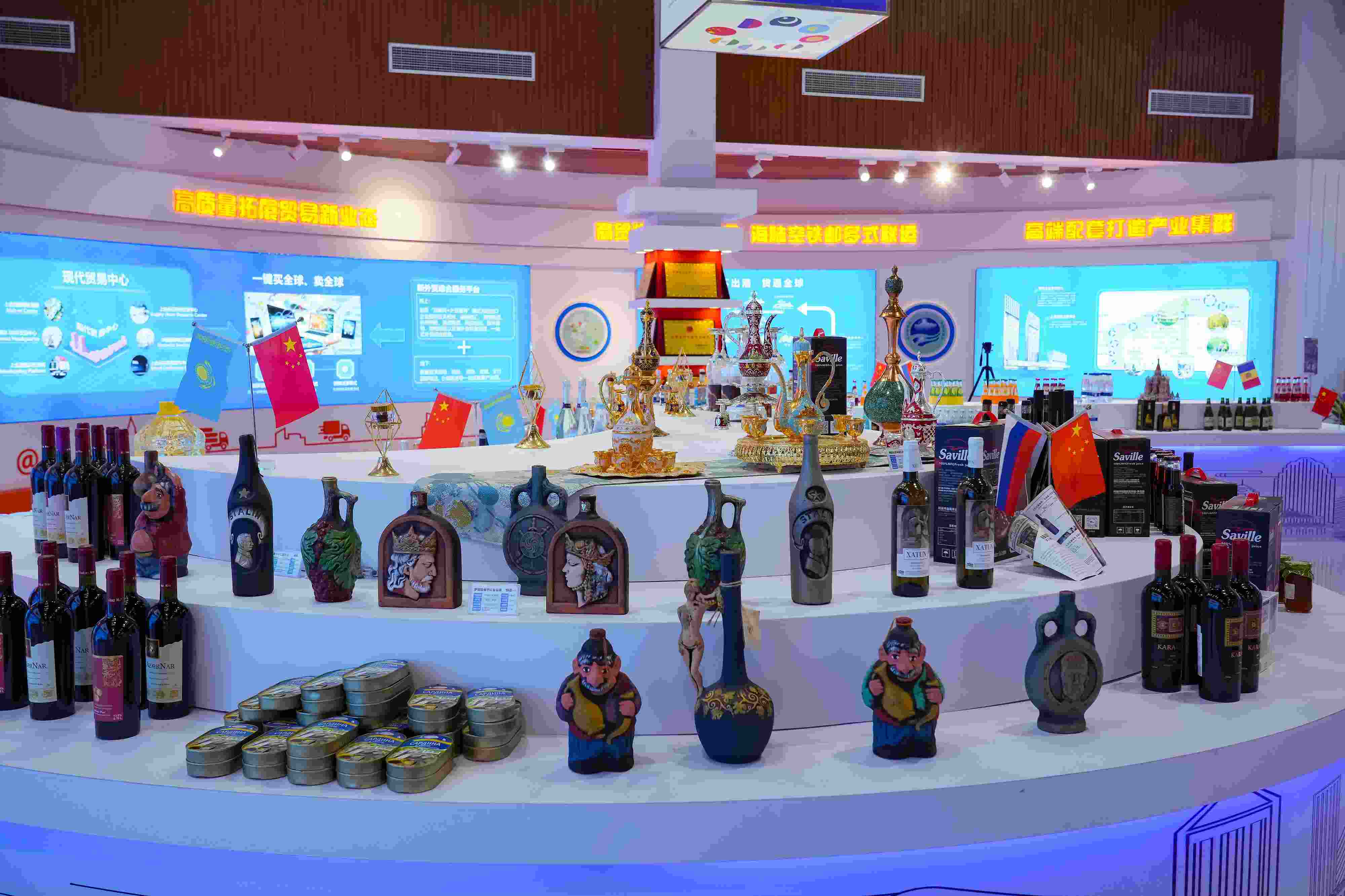 2022年10月19日，青島，上合示范區(qū)展出的上合組織國(guó)家特色商品。
