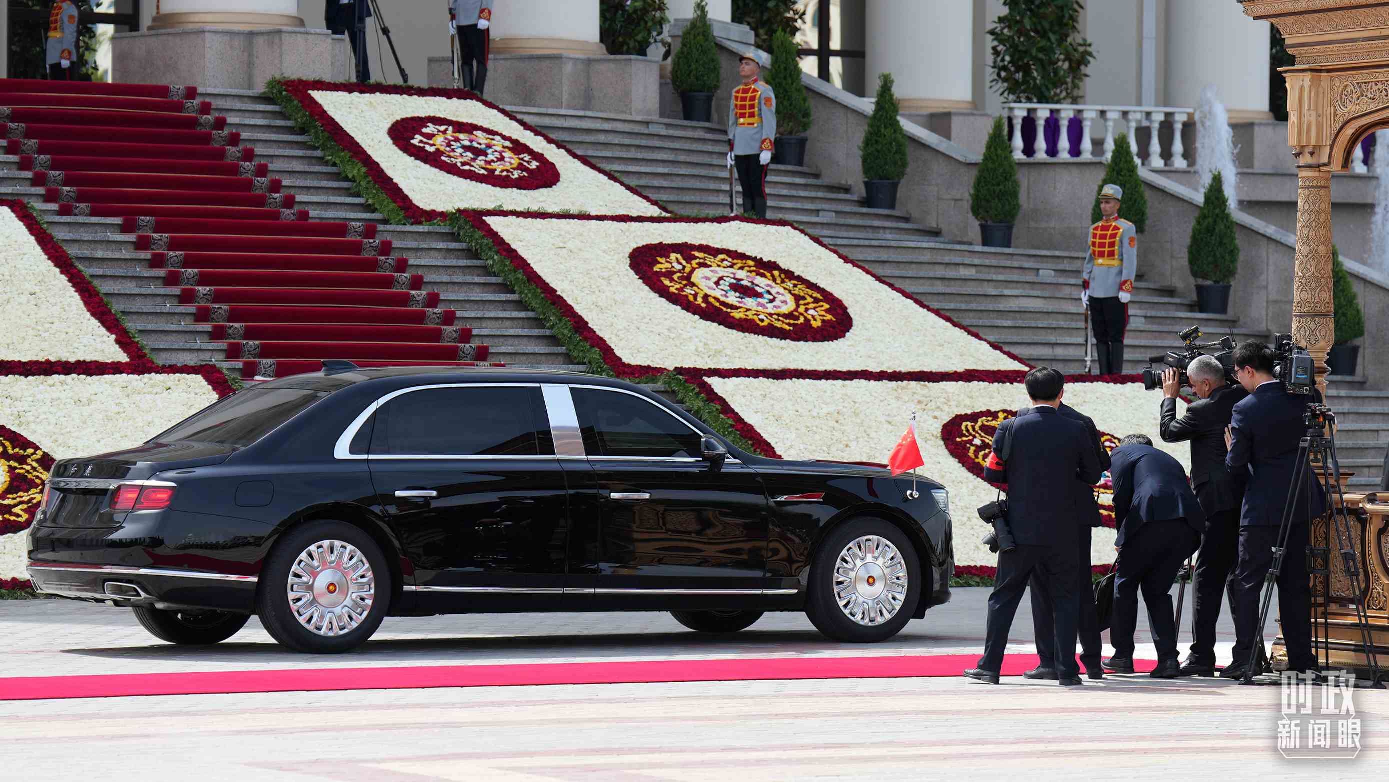 △習主席乘坐的紅旗車抵達塔總統(tǒng)府。（總臺記者李晉拍攝）